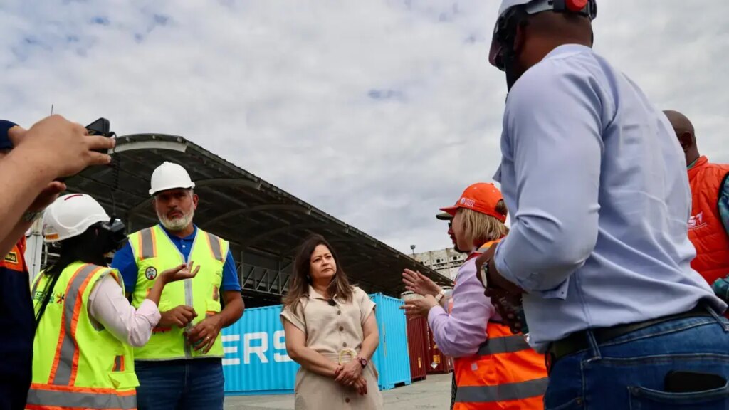 ¿Cuál fue la propuesta de la ministra de Transporte, María Fernanda Rojas para enfrentar a la problemática de contenedores vacíos en Buenaventura?