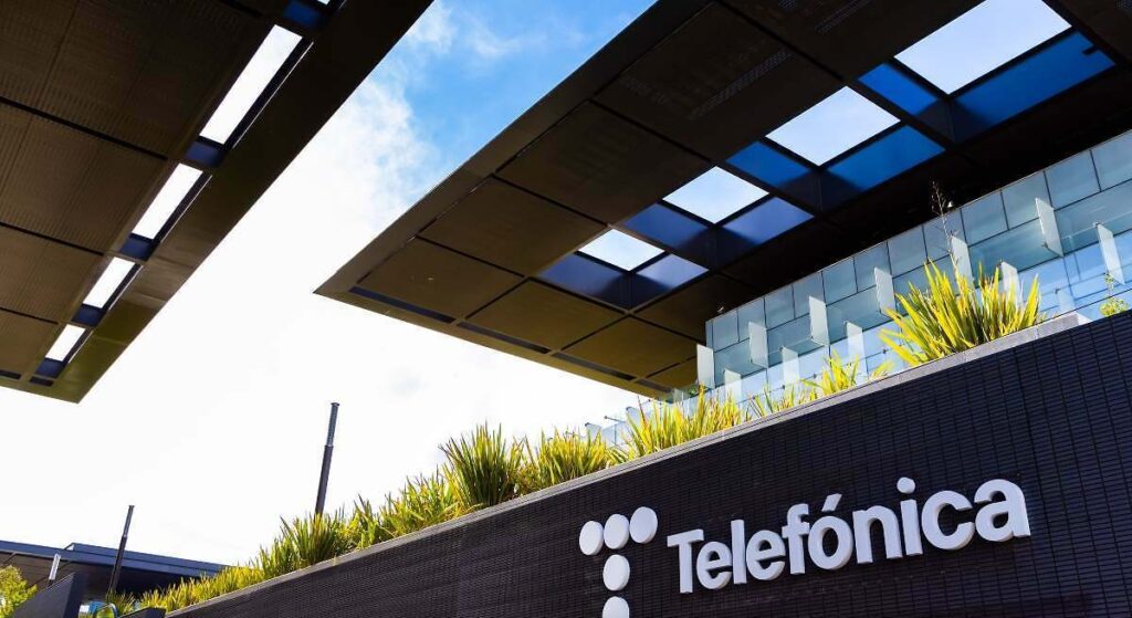 ¿Qué le pasa a Telefónica en bolsa? Las acciones llegan a hundirse un 6%