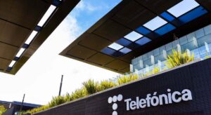¿Qué le pasa a Telefónica en bolsa? Las acciones llegan a hundirse un 6%