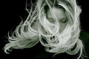 ¿Qué se puede saber de una persona analizando un solo cabello?