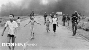 ¿Quién tomó realmente la foto de la niña del napalm, una de las imágenes más famosas de la historia?