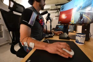¿Trampas o genialidad? Un youtuber crea un aimbot en Counter-Strike conectado a sus músculos para disparar por él