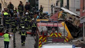 Mueren al menos 15 personas al descarrilar un funicular en Lisboa – Correo del Orinoco