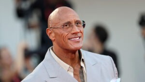 Dwayne ‘La Roca’ Johnson se vuelve viral por su radical cambio físico (Video) – AlbertoNews