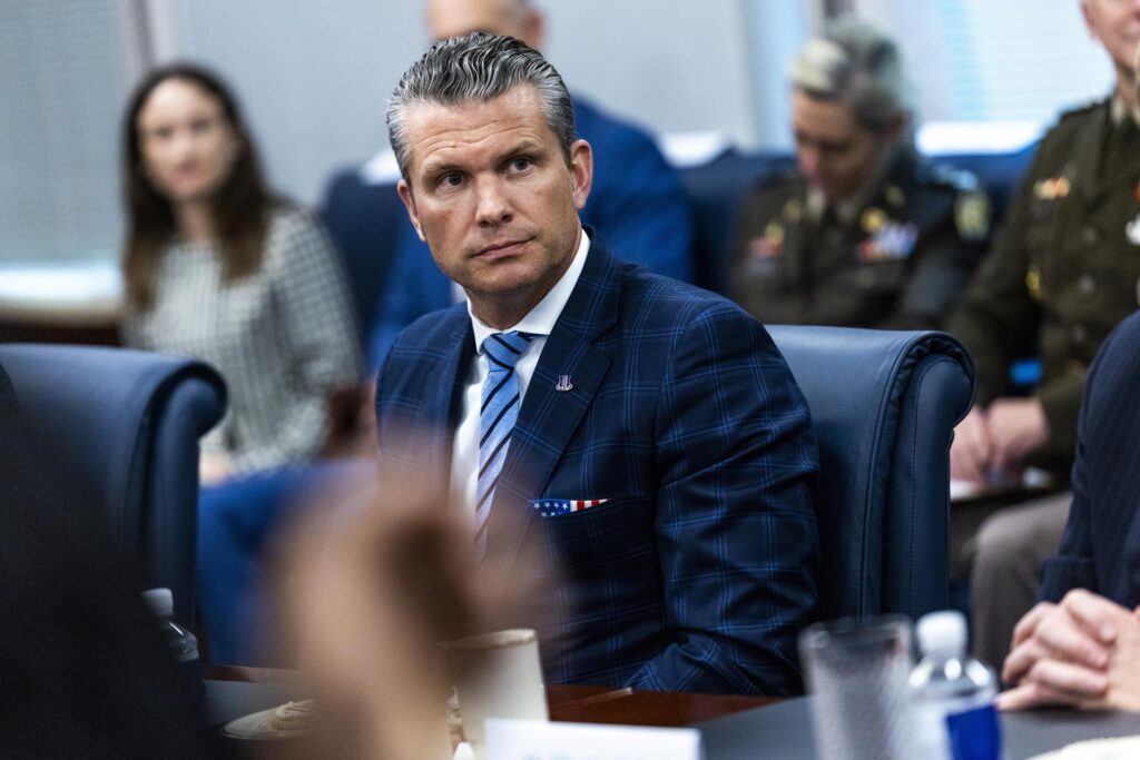 "Maduro tiene muchas decisiones que tomar", advierte Hegseth, secretario de Guerra de EEUU
