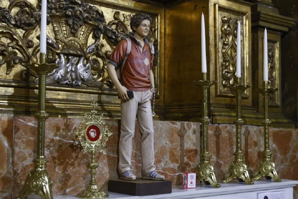 A Carlo Acutis ya le rezan en la basílica de la Mercè de Barcelona