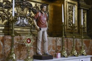 A Carlo Acutis ya le rezan en la basílica de la Mercè de Barcelona