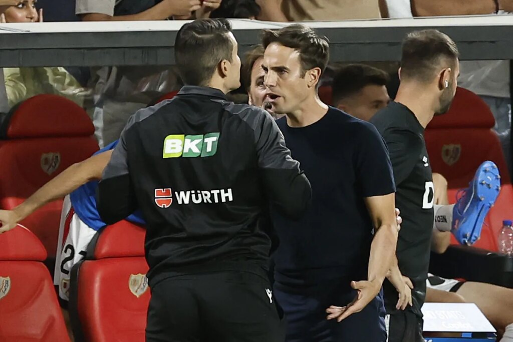 A la nueva cúpula arbitral le estalla la polémica con dos fallos graves del VAR en 24 horas: "No se puede estar cinco minutos con VAR y cinco sin él" | LaLiga EA Sports 2025
