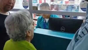 Abuela grita ‘asesinos’ en dispensario de Famisanar EPS y Nueva EPS, intervenidas por Gobierno Petro, tras negarle sus medicamentos
