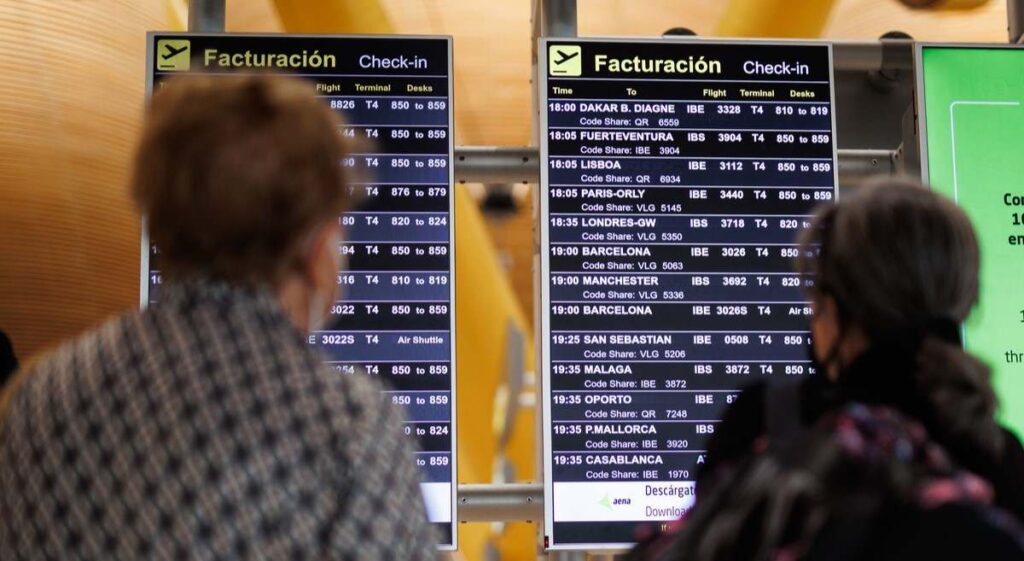 Aglomeraciones y retrasos en los controles de Madrid-Barajas por la huelga del personal de seguridad