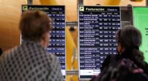 Aglomeraciones y retrasos en los controles de Madrid-Barajas por la huelga del personal de seguridad