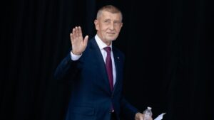 Agredido con una muleta el ex primer ministro checo Andrej Babis durante un mitin electoral | elperiodico.com