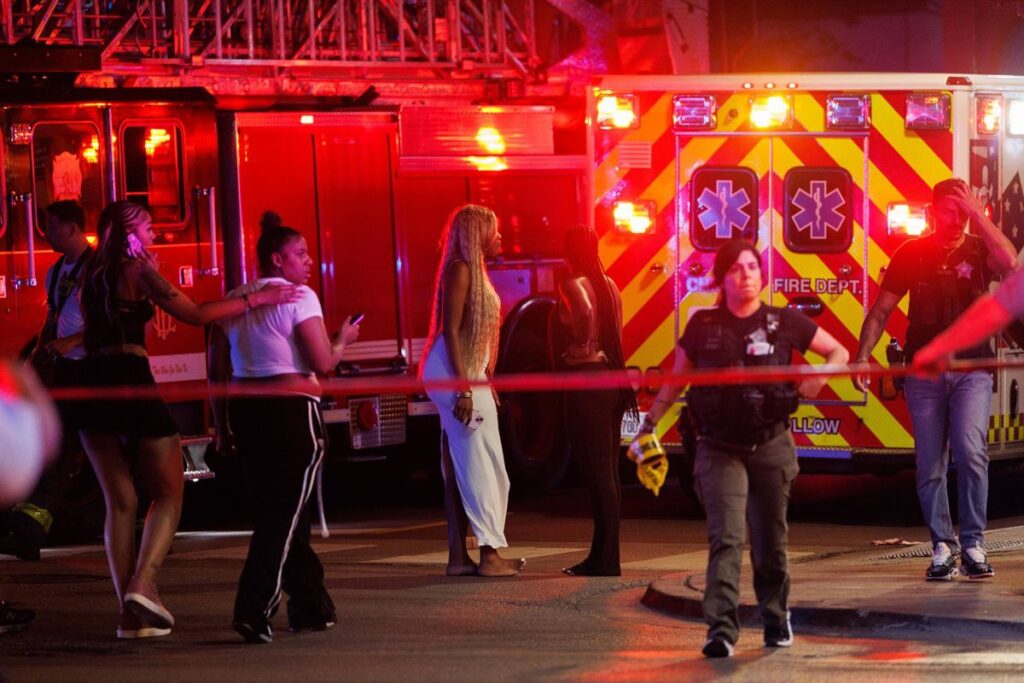 Al menos siete muertos y más de 40 heridos en tiroteos en Chicago, mientras Trump amenaza con su militarización