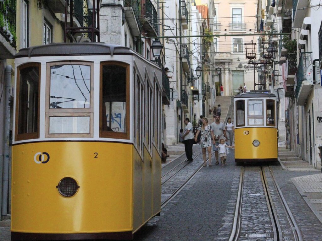 Al menos tres muertos al descarrilar un funicular en Lisboa