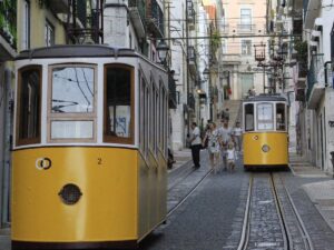 Al menos tres muertos al descarrilar un funicular en Lisboa | europapress.es