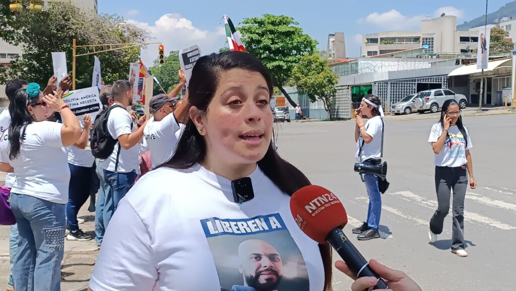 Andreina Baduel sufrió asedio por funcionarios del régimen en nueva protesta por presos políticos (VIDEO)