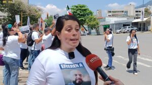 Andreina Baduel sufrió asedio por funcionarios del régimen en nueva protesta por presos políticos (VIDEO)