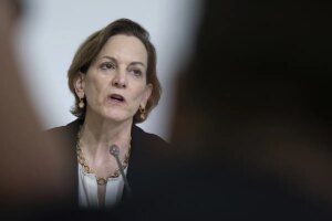 Anne Applebaum: «Con el ataque deliberado contra Polonia, Moscú quiere dividir a Europa y EEUU» | elmundo.es