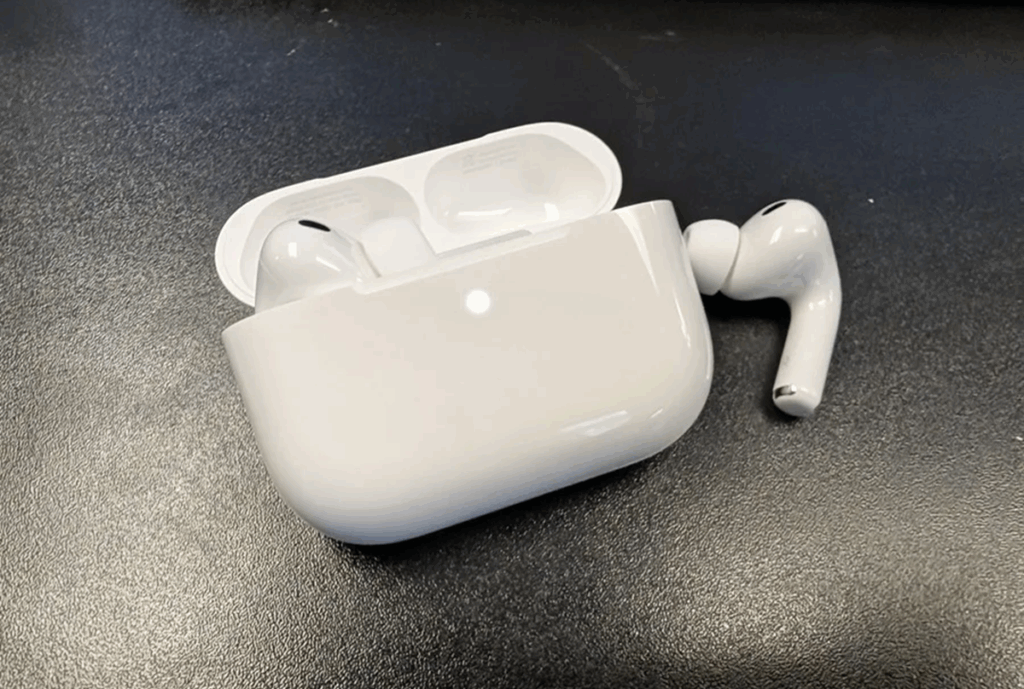 Apple equipa sus AirPods con traducción en inglés, español, portugués, francés y alemán