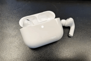 Apple equipa sus AirPods con traducción en inglés, español, portugués, francés y alemán