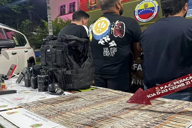 Apresados con 20 mil dólares falsos y material de guerra