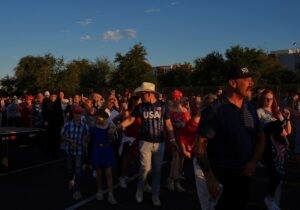 Arizona se blinda para el funeral de Charlie Kirk, que reúne a Trump, altos cargos de su gabinete y decenas de miles de seguidores MAGA | elperiodico.com