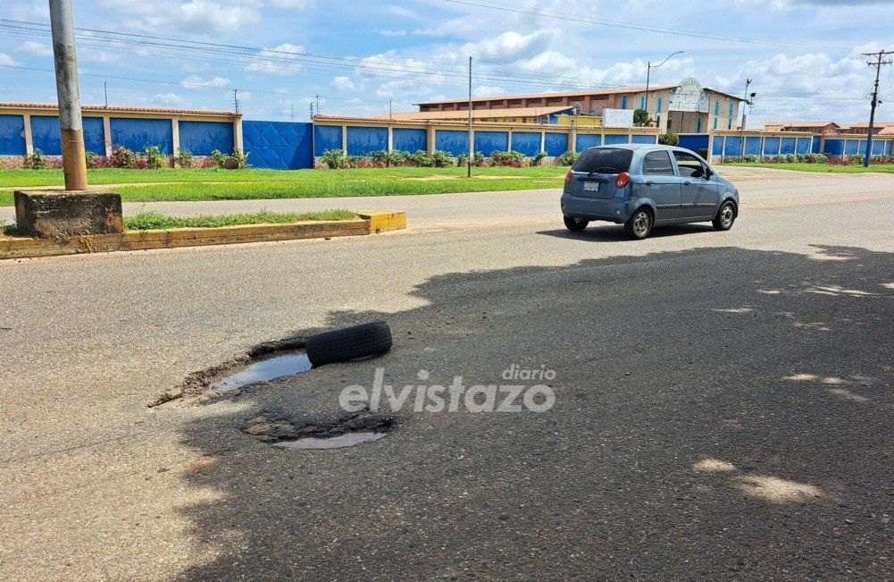 Atención conductores: Está más grande el hueco en la Av. Jesús Subero cerca del hotel Caribbean