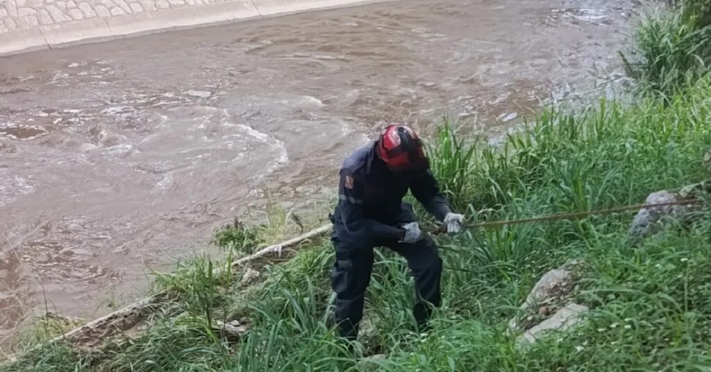 Autoridades buscan a joven desaparecido en el río Guaire