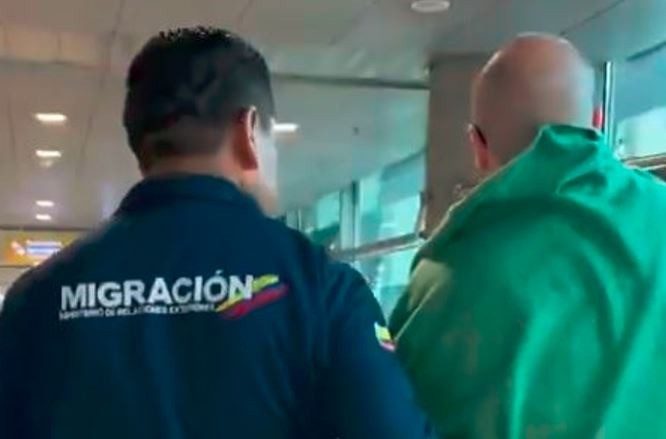 Autoridades migratorias expulsaron de Colombia a un alemán con circular roja de interpol (Video) - AlbertoNews