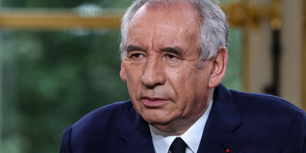 Bayrou inicia cuesta arriba una ronda con los partidos para evitar su caída