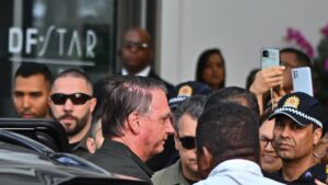 Bolsonaro es hospitalizado por una fuerte crisis de hipo, vómitos y presión baja | elperiodico.com
