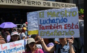 Bono de regreso a clases de docentes es de menos de un dólar