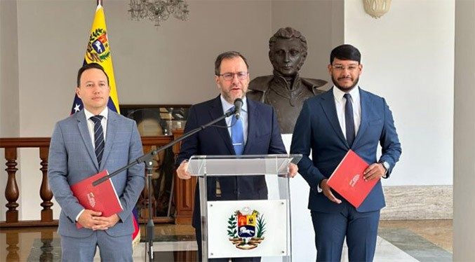 Canciller Gil denuncia que EEUU aborda de manera «ilegal» una embarcación venezolana
