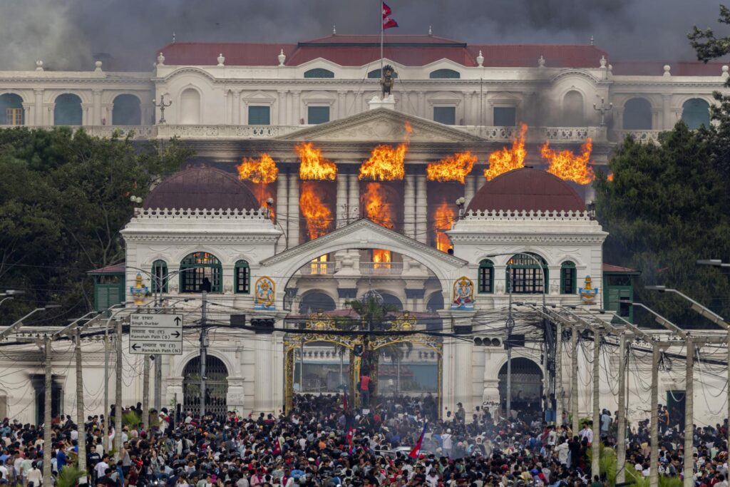 Caos en Nepal: arde el parlamento y la violencia continúa pese a la renuncia del primer ministro - AlbertoNews