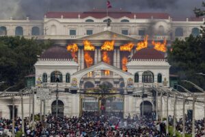 Caos en Nepal: arde el parlamento y la violencia continúa pese a la renuncia del primer ministro – AlbertoNews