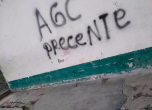 Capturan a seis personas mientras pintaban grafitis sobre el Clan del Golfo en Bogotá: tres son menores de edad