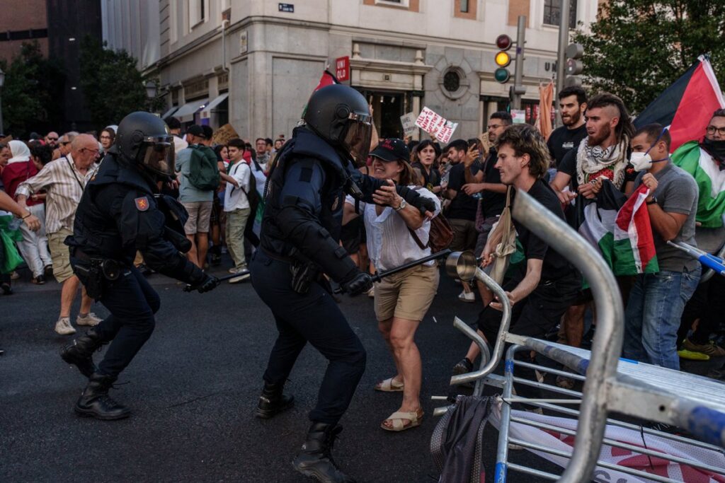 Cargas policiales y lanzamientos de vallas y botellas en la etapa final de la Vuelta en Madrid