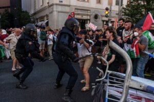Cargas policiales y lanzamientos de vallas y botellas en la etapa final de la Vuelta en Madrid | europapress.es