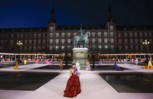 Carolina Herrera presentó su nueva colección en la Plaza Mayor de Madrid