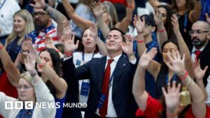 Charlie Kirk: Decenas de miles de personas se congregan para el homenaje al activista conservador asesinado en EE.UU.