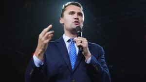 Charlie Kirk, aliado de Trump y figura clave de la ultraderecha en EEUU, recibe un disparo en una charla en una universidad de Utah
