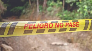 Choque entre tren y autobús deja ocho muertos en México