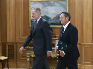 Choque institucional en España: el Gobierno acusa a Feijóo de desconsiderar al Rey por ausentarse de la apertura del año judicial
