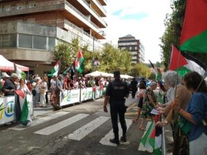 Cientos de personas protestan con banderas de Palestina al inicio de la etapa de La Vuelta en Laredo | europapress.es