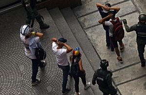 Cifras en ascenso Foro Penal denuncia 823 presos políticos en Venezuela, entre ellos 4 adolescentes y 91 extranjeros