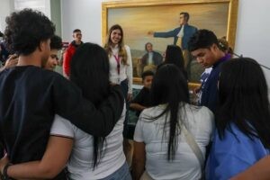 Cinco niños «secuestrados» retornaron al país desde EEUU en vuelo de deportación