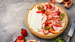 Clafoutis de melocotones y fresas, una deliciosa tarta rápida y sin gluten