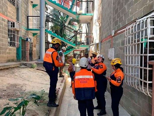 Colapso de estructura en un edificio en Guatire dejó 13 lesionados