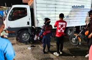 Colisión moto – camión frente a la E/S San Onofre deja un funcionario del CICPC lesionado