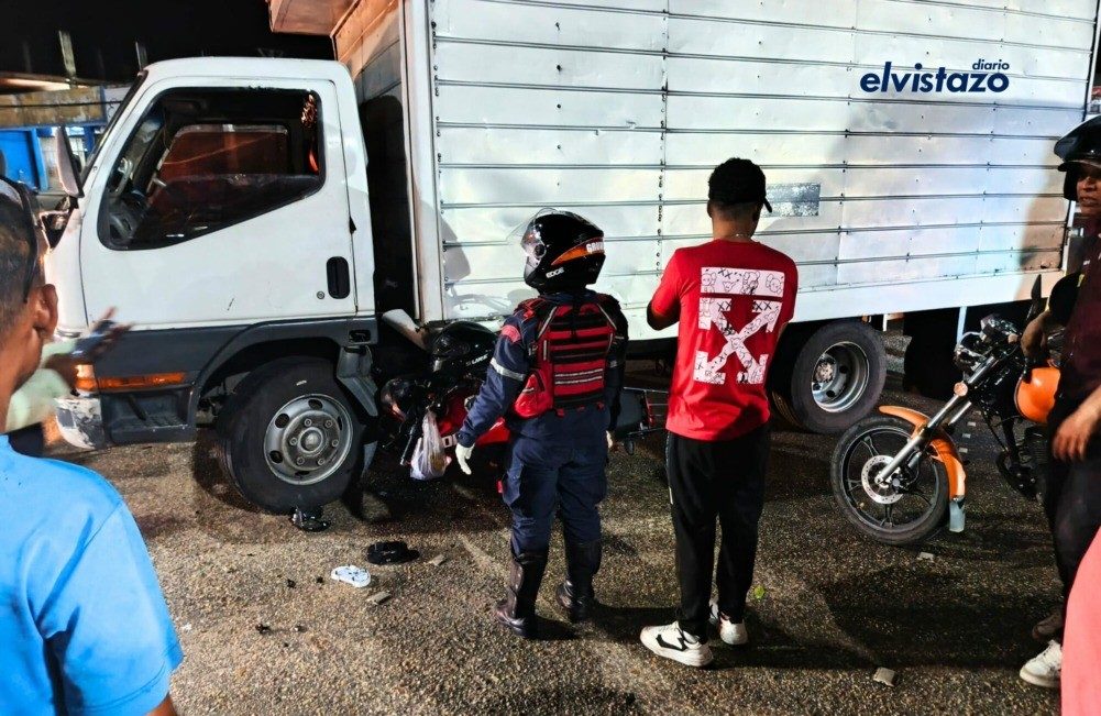 Colisión moto - camión frente a la E/S San Onofre deja un funcionario del CICPC lesionado
